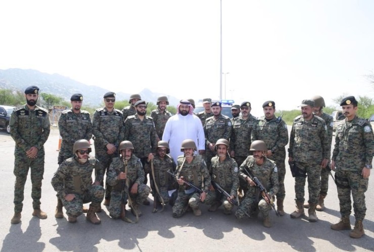 الأمير محمد بن عبدالعزيز يتفقد قوة الأفواج بالعارضة والنقاط المتقدمة بالشريط الحدودي مع بدء مهام عملهم ..
