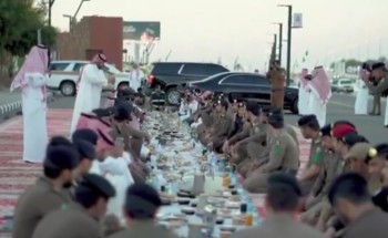 بالفيديو: سمو نائب أمير حائل “فيصل بن فهد” يشارك رجال الأمن وجبة الإفطار في الميدان