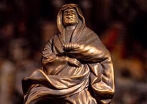 مصمم يقوم بنحت شخصيات ترتدي الزي السعودي الرسمي ..  وهذه قصة شخصية ولي العهد معه!
