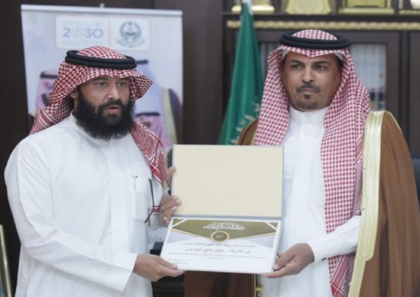 محافظ الشملي يكرم الداعمين لميدان بيضاء نثيل للهجن