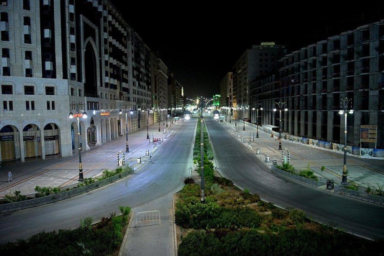 صور ترصد شوارع المدينة المنورة ليلاً بعد زيادة ساعات منع التجول