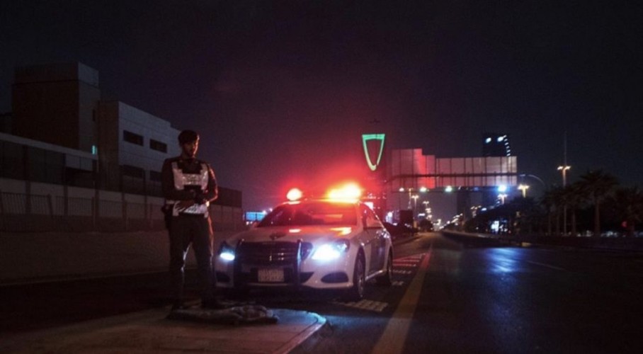 بالفيديو: رجال الأمن يؤدي الصلاة على طريق الملك فهد بالرياض وقت منع التجول تنال استحسان مغردون