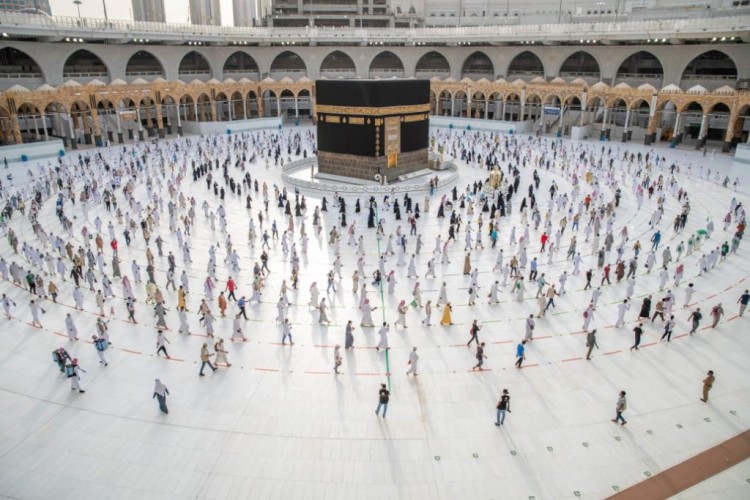 في ظروف استثنائية … ضيوف الرحمن يودعون البيت العتيق