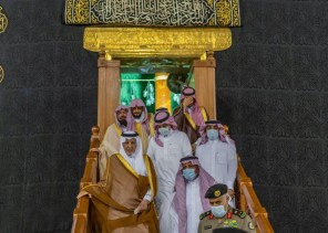 نيابة عن خادم الحرمين الشريفين أمير منطقة مكة المكرمة يتشرف بغسل الكعبة المشرفة وسط إجراءات احترازية مشددة نيابة عن خادم الحرمين الشريفين أمير منطقة مكة المكرمة يتشرف بغسل الكعبة المشرفة وسط إجراءات احترازية مشددة