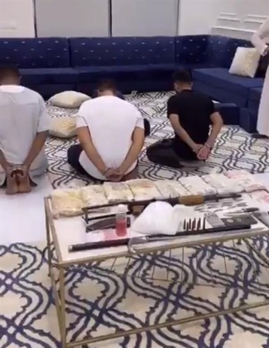 بالفيديو: لحظة ضبط 3 مواطنين تورطوا في الترويج للمواد المخدرة داخل استراحة بجدة