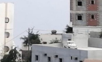 مواطنون يجعلون أسطح منازلهم مواقف لسياراتهم بـ فيفاء