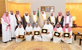 أمير حائل يكرم طلاب الجمعية الخيرية لتحفيظ القرآن الكريم أمير حائل يكرم طلاب الجمعية الخيرية لتحفيظ القرآن الكريم