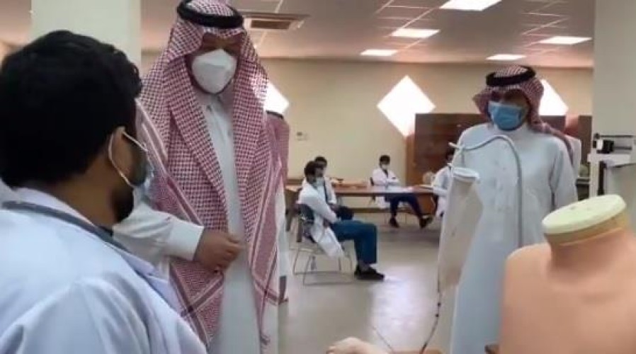بالفيديو: أمير الشمالية يوجه أسئلة لطالب بكلية الطب يختبره بها في طريقة فحص الصدر على مجسم بشري