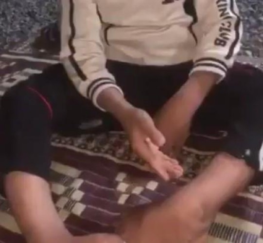 طفل يذرف الدموع ويناشد علاجه.. و”أمير” يتفاعل: “دموعك غالية علينا وما لك إلا بياض الوجه”