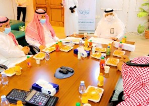 أمين الجوف يبحث مع رئيس ومسؤولي بلدية القريات الارتقاء بالخدمات للمواطنين