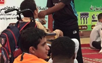 “طالبٌ يُعين زميله ‘السليم “برشفاتٍ من العصير،مُجسدًّا التكامل التعليمي في أبهى حُلله” “طالبٌ يُعين زميله ‘السليم “برشفاتٍ من العصير،مُجسدًّا التكامل التعليمي في أبهى حُلله”