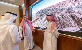سمو أمير حائل يطلع على عرض أمانة المنطقة بشأن مشروعي توسعة طريق الملك عبدالعزيز وإنارة الواجهة الجبلية سمو أمير حائل يطلع على عرض أمانة المنطقة بشأن مشروعي توسعة طريق الملك عبدالعزيز وإنارة الواجهة الجبلية