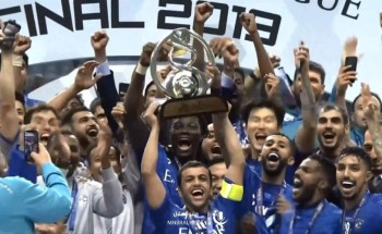 شاهد.. الهلال يتسلم كأس دوري أبطال آسيا وسط فرحة جماهيرية شاهد.. الهلال يتسلم كأس دوري أبطال آسيا وسط فرحة جماهيرية