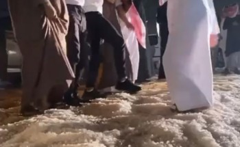 شاهد: شباب  يؤدون رقصة العرضة الشمالية فوق الثلوج في منطقة حائل