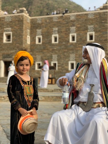 صورة لطفلة بالزي العسيري تجذب أنظار زوار صيف رجال ألمع