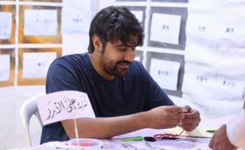 الكتابة على حبات الأرز .. هدايا وسام البادية بمحافظة المندق الكتابة على حبات الأرز .. هدايا وسام البادية بمحافظة المندق