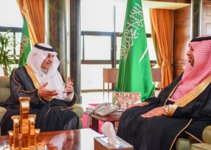 أمير تبوك يتسلم التقرير السنوي للبريد السعودي “سبل”
