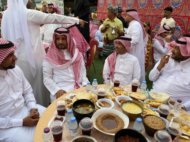 وكيل محافظة بيش يشارك أهالي حي النزلة (( العوازبه )) إفطارهم الجماعي السنوي