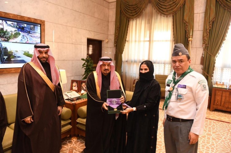 سمو أمير الرياض يتسلم تقرير إدارة التدريب التقني والمهني بالمنطقة ويدشن أول فرقة كشفية نسائية