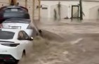 بعد أمطار غزيرة.. بالفيديو: سيول غزيرة تجرف مركبات في حي الوسام بالطائف