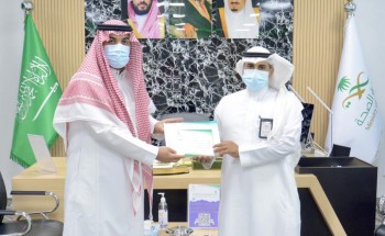 “وزير الصحة ” يكرم عدد من الموظفين المتميزين بصحة جازان “وزير الصحة ” يكرم عدد من الموظفين المتميزين بصحة جازان