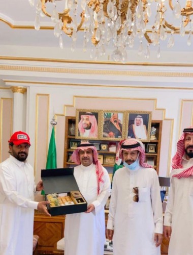 الناشط الرياضي ” الدعجاني ”  يكرم ” الزايدي ” بمناسبة الترقية للمرتبة الثانية عشر