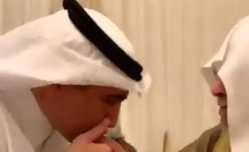 بالفيديو.. عزام الدخيل يلتقي معلمه في الابتدائية ويقبل يده في حفل زواج نجله بالفيديو.. عزام الدخيل يلتقي معلمه في الابتدائية ويقبل يده في حفل زواج نجله