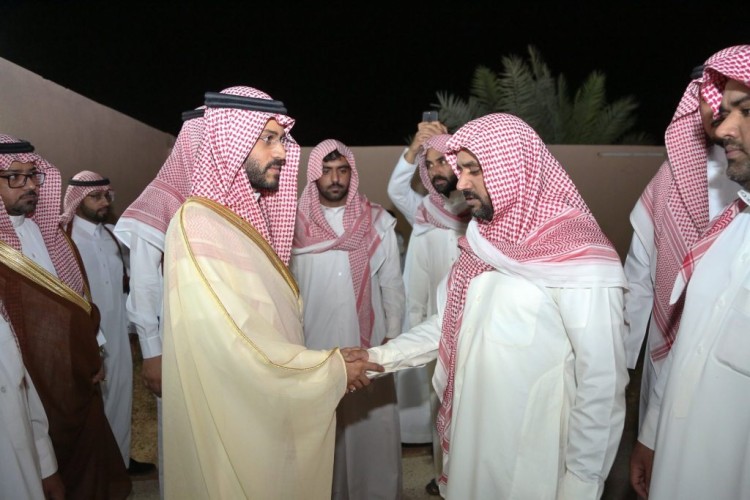 نائب أمير منطقة حائل يعزي أسرتي شهيدي الواجب البريكان والجبرين