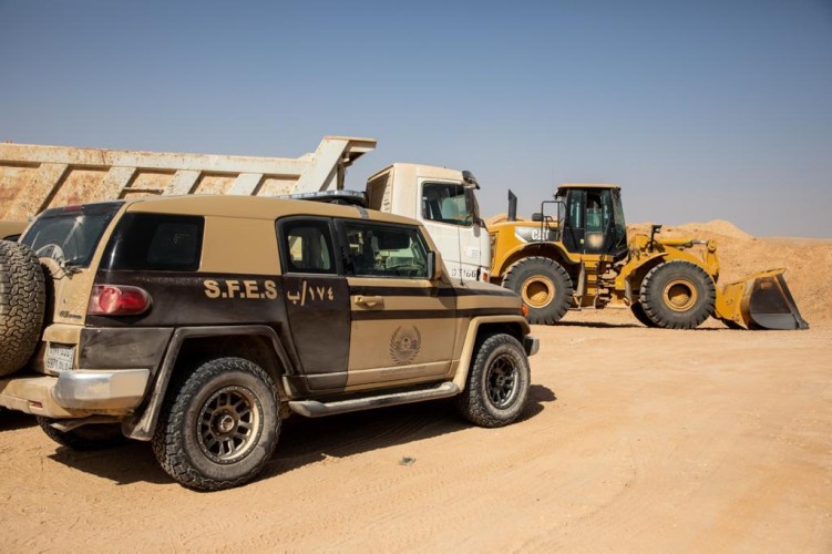 ضبط أشخاص يقومون بنهل الرمال وتجريف التربة في الرياض
