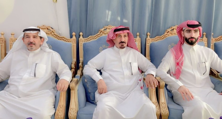 رجل الأعمال “حجي بن حيي العويمري” يستضيف اللجنة المنظمة لتكريم الإعلامي الدكتور سعيد الحمد القلادي