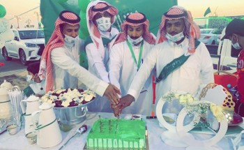 لجنة التنمية الاجتماعية الأهلية بالحليفة السفلى تحتفي باليوم الوطني وتوزع هدايا ومنشورات على المواطنين
