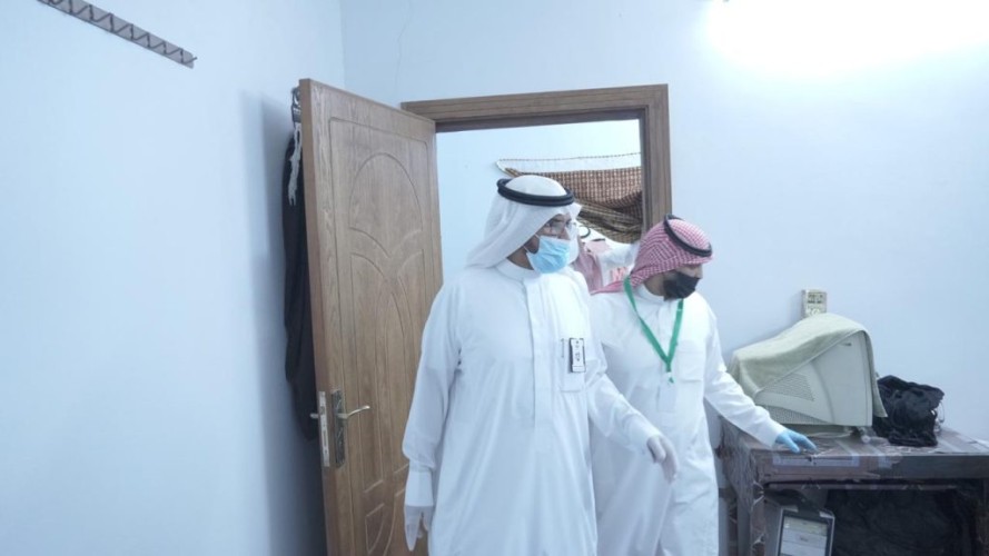 رئيس بلدية محافظة تربة يقف على تجهيزات سكن عمال البلدية
