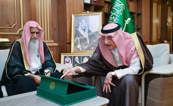 سمو أمير جازان يتسلم التقرير السنوي لفرع الرئاسة العامة للبحوث العلمية والإفتاء بالمنطقة
