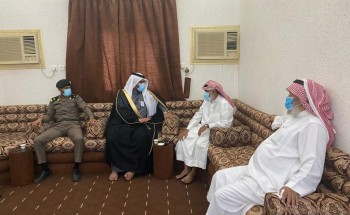 محافظ العيدابي ينقل تعازي القيادة الرشيدة لذوي شهيد الواجب ” الغزواني “ محافظ العيدابي ينقل تعازي القيادة الرشيدة لذوي شهيد الواجب ” الغزواني “