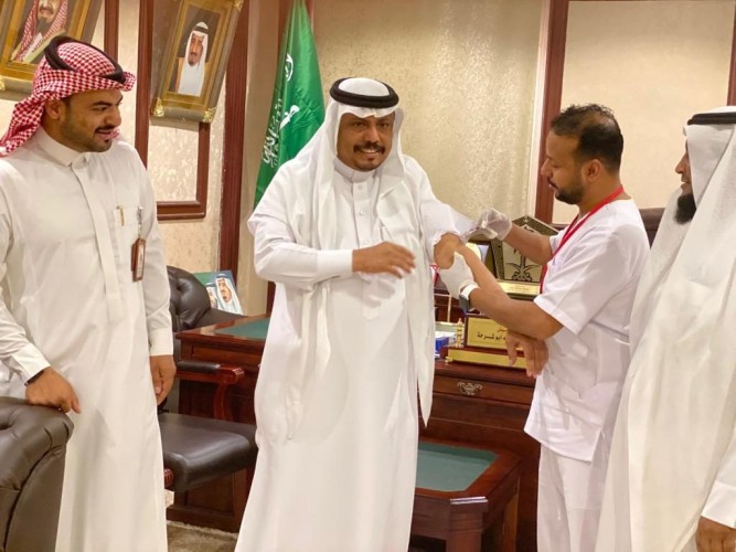 محافظ بيش يدشن حملة التطعيم ضد «الانفلونزا الموسمية»