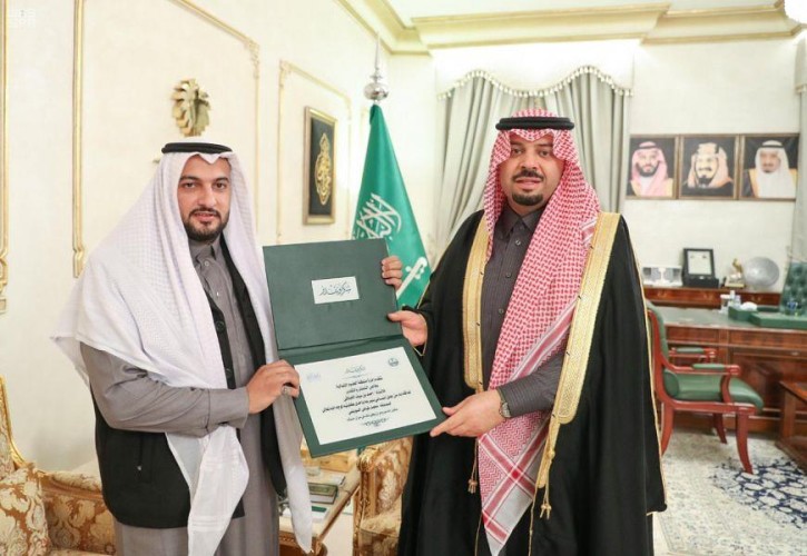 أمير الحدود الشمالية يكرم مواطناً تبرع بكليته لصديقه