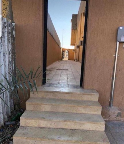 بالصور.. مواطن بعرعر يفتح ممراً عبر منزله لتسهيل وصول جيرانه إلى المسجد