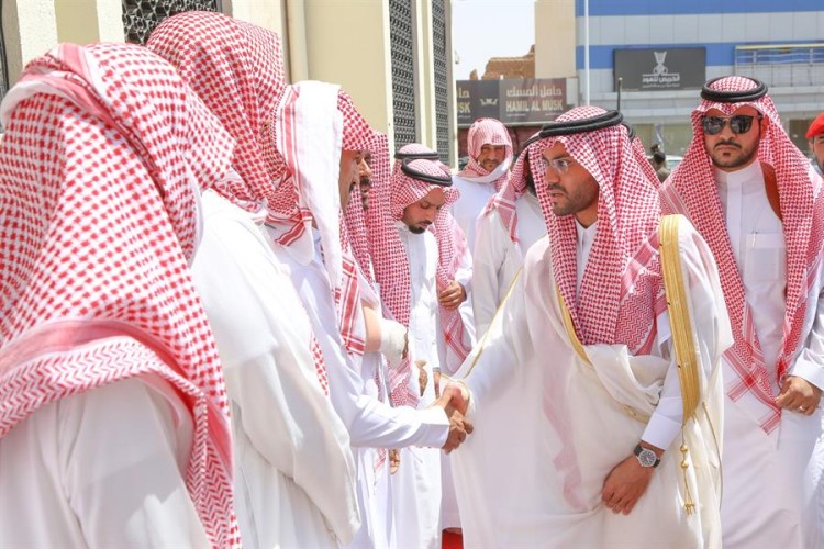 صور.. نائب أمير منطقة حائل يؤدي الصلاة على شهيد الواجب فارس الشمري