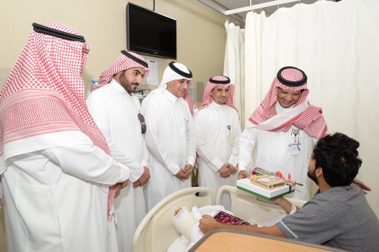 العميد الداود ينقل تحيات وتهاني سمو وزير الداخلية للمرضى المنومين بمستشفى قوى الأمن بالرياض