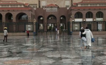 شاهد.. أمطار غزيرة محملة بالبرَد على المسجد النبوي الشريف