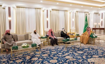 سمو الأمير فيصل بن نواف يتسلّم التقرير السنوي لجمعية البِر بالجوف سمو الأمير فيصل بن نواف يتسلّم التقرير السنوي لجمعية البِر بالجوف