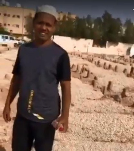 شاهد.. وفاء عاملين من جنسية آسيوية يزوران قبر كفيلهما أسبوعياً منذ وفاته قبل عام لهذا السبب