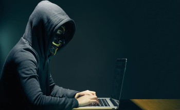 استقبل مكالمة هاتفية ووقع في الفخ .. تفاصيل وقوع مواطن ضحية محتال استولى على 500 ألف ريال من حسابه البنكي بحيلة ماكرة استقبل مكالمة هاتفية ووقع في الفخ .. تفاصيل وقوع مواطن ضحية محتال استولى على 500 ألف ريال من حسابه البنكي بحيلة ماكرة