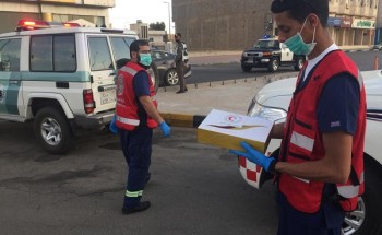 منسوبو ومتطوعو الهلال الأحمر بالجوف يوزعون وجبات افطار على رجال الأمن