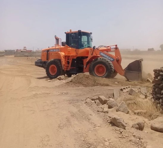 بلدية الساحل تزيل عدداً من التعديات بمركز الحريضة