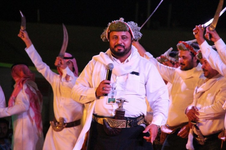 بالصور فرقة بني حريص تشعل حماس الجمهور بمهرجان البن