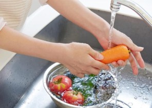 هل ينتقل فيروس كورونا المستجد عن طريق الأطعمة؟ .. الغذاء والدواء تكشف! هل ينتقل فيروس كورونا المستجد عن طريق الأطعمة؟ .. الغذاء والدواء تكشف!