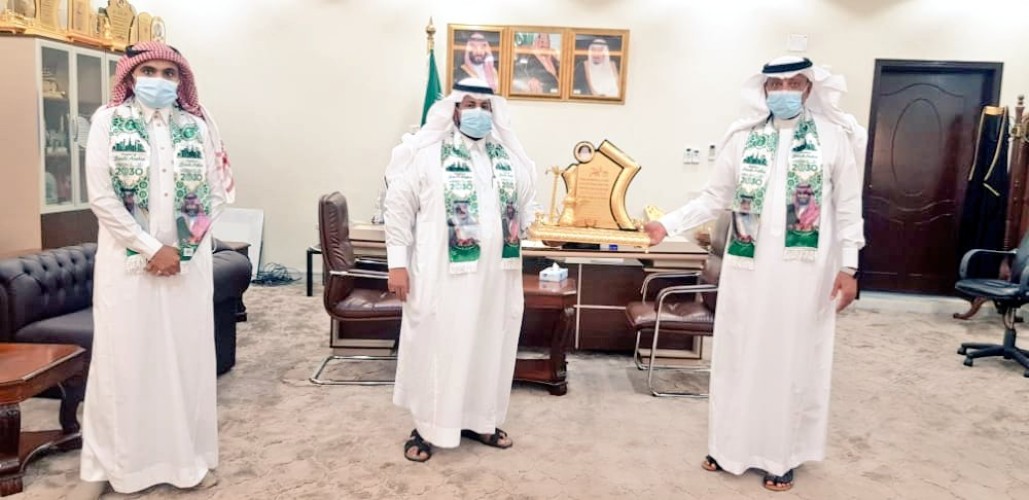 محافظ صامطة يستقبل مدير مكتب التعليم بالمحافظة لتهنئته باليوم الوطني الـ90