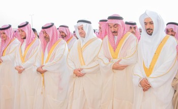 سمو محافظ الأحساء يؤدي صلاة عيد الفطر المبارك سمو محافظ الأحساء يؤدي صلاة عيد الفطر المبارك