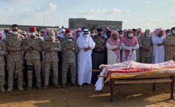 محافظ صامطة وقائد قوة جازان يتقدمان مشيّعي الشهيد الرقيب “الحمدي” محافظ صامطة وقائد قوة جازان يتقدمان مشيّعي الشهيد الرقيب “الحمدي”